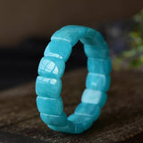 Bracelet pierres plates (plaquettes) aigue marine posé sur la tranche Kaosix