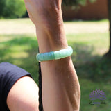 Bracelet pierres plates (plaquettes) aventurine verte au poignet d'une femme Kaosix
