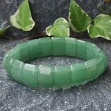 Bracelet pierres plates (plaquettes) aventurine verte sur une pierre plate grise Kaosix