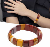 Bracelet pierres plates (plaquettes) jaspe mokaite au poignet d'une jeune fille Kaosix