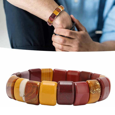 Bracelet pierres plates (plaquettes) jaspe mokaite au poignet d'un homme Kaosix