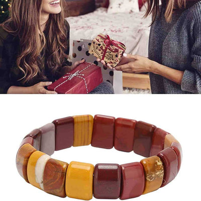 Bracelet pierres plates (plaquettes) jaspe mokaite posé devant deux femmes qui s'échangent des cadeaux Kaosix