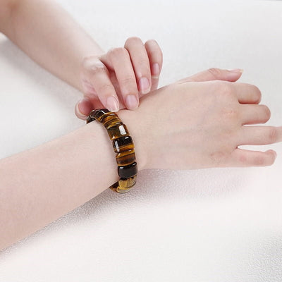 Bracelet pierres plates (plaquettes) œil de tigre au poignet d'une femme Kaosix