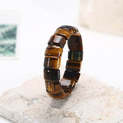 Bracelet pierres plates (plaquettes) œil de tigre sur la tranche posé sur une pierre plate Kaosix