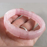 Bracelet pierres plates (plaquettes) quartz rose posé sur une main de femme Kaosix
