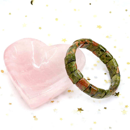 Bracelet pierres plates (plaquettes) unakite posé sur un coeur en quartz rose Kaosix