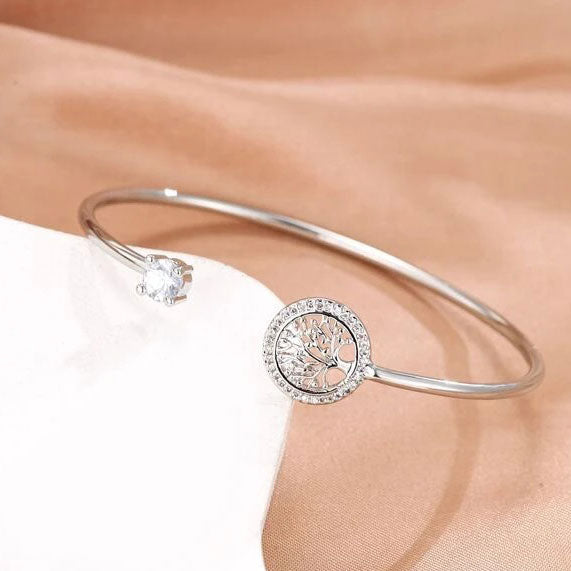 Bracelet plaqué or argent Arbre de Vie et Zircon Cubique posé sur une nappe marron et blanc Kaosix