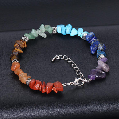 Bracelet reiki 7 chakras chaine fermée et posé sur cuir bleu Kaosix