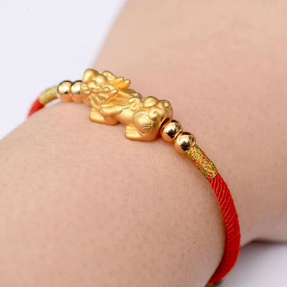 Bracelet rouge Pixiu Feng Shui au poignet d'une jeune fille Kaosix