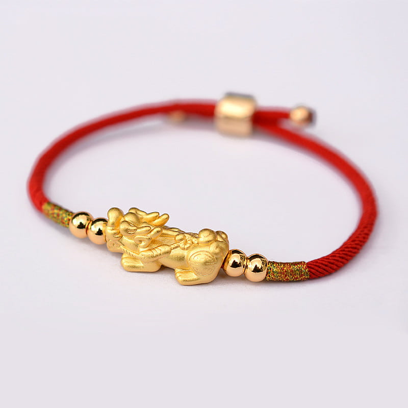 Bracelet rouge Pixiu Feng Shui sur sol blanc Kaosix
