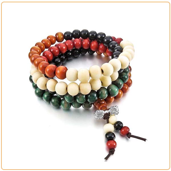 Bracelets mala de prière en bois de santal coloré 108 perles sur fond blanc avec cadre orange Kaosix.