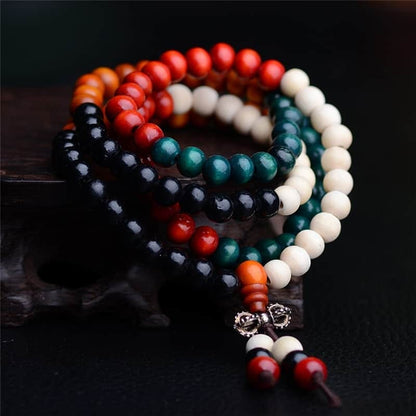Bracelets mala de prière en bois de santal multi-couleur 108 perles posé sur unsocle en bois Kaosix.