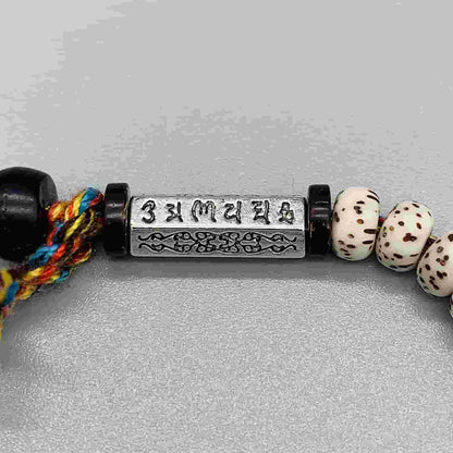 Bracelet tibétain graine de bodhi mantra avec amulette Om en gros plan Kaosix