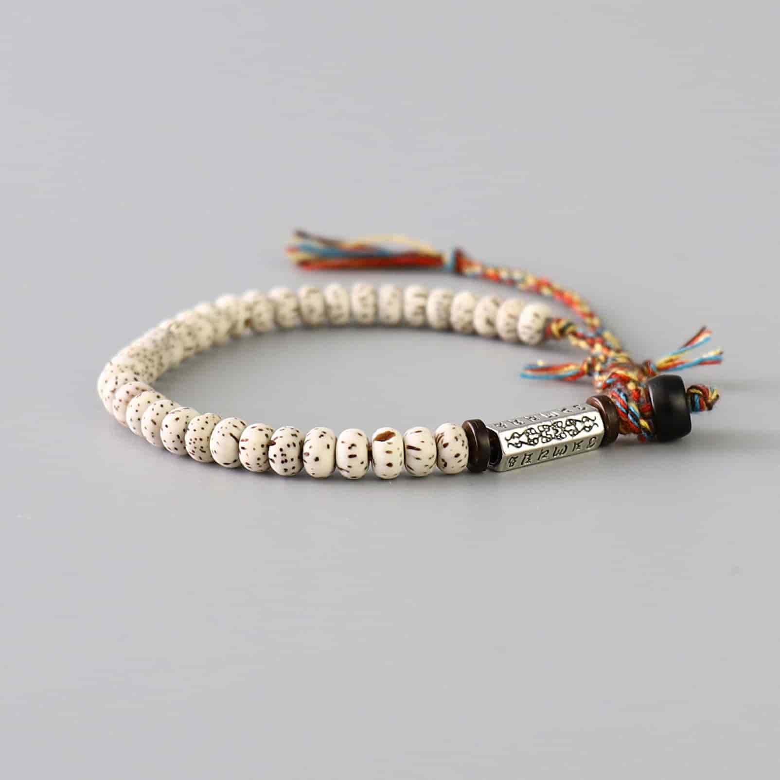 Bracelet tibétain graine de bodhi mantra posé sur une table grise Kaosix