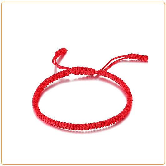 Bracelet tibétain porte-bonheur couleur rouge sur fond blanc Kaosix