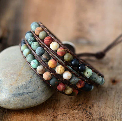 Bracelet wrap en perles de jaspe agate amazonite posé sur pierre kaosix