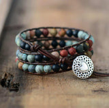 Bracelet wrap en perles de jaspe agate amazonite posé sur planche en bois kaosix