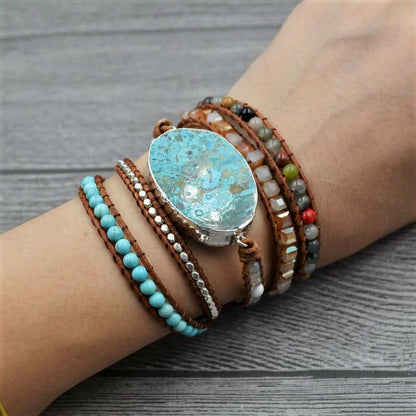 Bracelet wrap jaspe océan amazonite et agate enroulé autour du poignet d'une jeune femme Kaosix