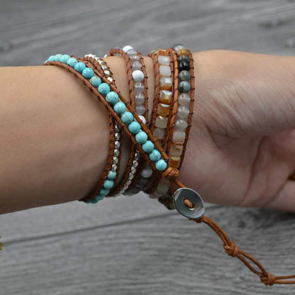 Bracelet wrap jaspe océan amazonite et agate enroulé autour du poignet d'une jeune femme et vue de coté Kaosix