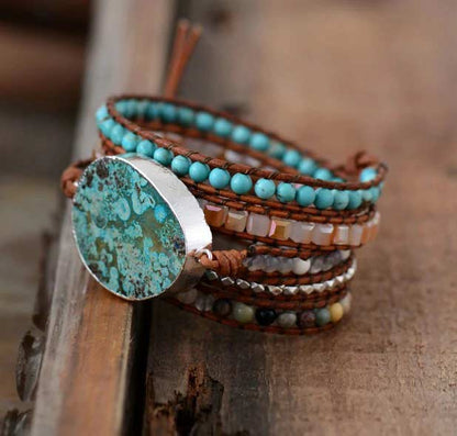 Bracelet wrap jaspe océan amazonite et agate posé sur le rebord d'une table en bois Kaosix