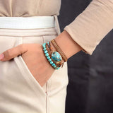 Bracelet wrap turquoise et amazonite au poignet d'une femme avec main dans la poche de son pantalon Kaosix