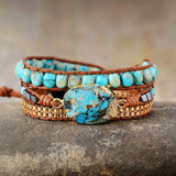 Bracelet wrap turquoise et amazonite vue de la pierre turquoise principale et posé sur une pierre grise Kaosix