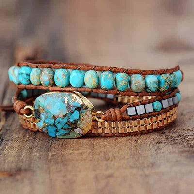 Bracelet wrap turquoise et amazonite vue de la pierre turquoise principale et posé sur une planche en bois Kaosix