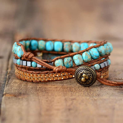 Bracelet wrap turquoise et amazonite vue du fermoir metallique et posé sur une planche en bois Kaosix
