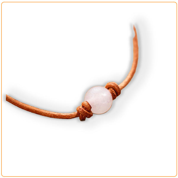 Collier ras de cou perle quartz rose sur fond blanc avec cadre orange Kaosix