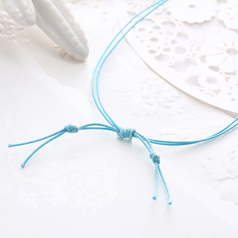 Cordon bleu  avec gros plan sur le noeud coulant fermé sur nappe blanche Kaosix