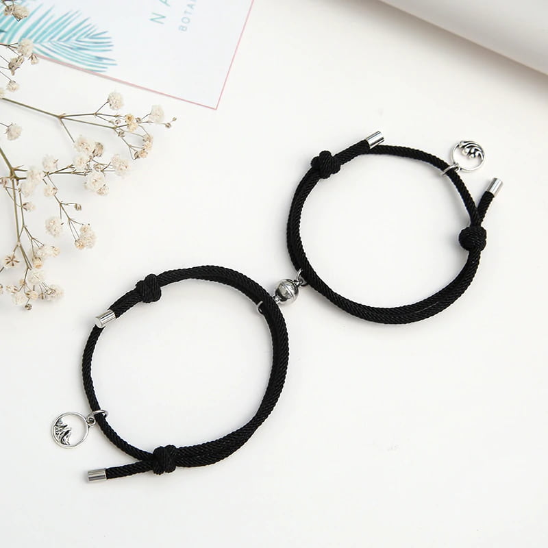 Deux bracelets couple cordon noir sur table blanche  Kaosix