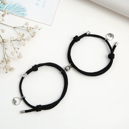 Deux bracelets couple cordon noir sur table blanche  Kaosix