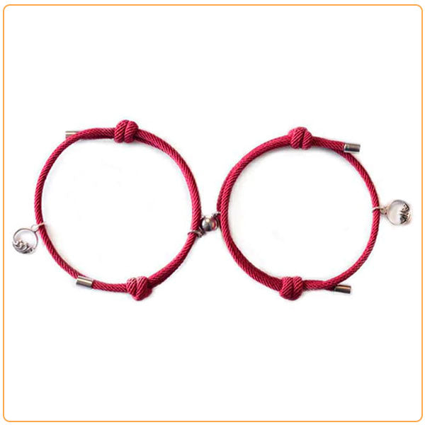 Deux bracelets couple cordon rouge sur fond blanc Kaosix
