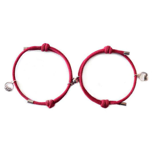 Deux bracelets couple cordon rouge sur fond blanc Kaosix