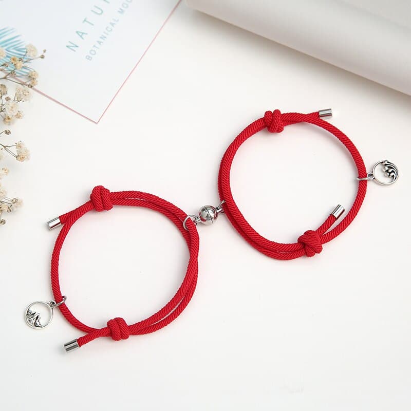 Deux bracelets couple cordon rouge sur table blanche  Kaosix