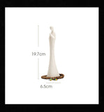 Dimensions de Statue moine debout blanc Namaste sur fond blanc Kaosix