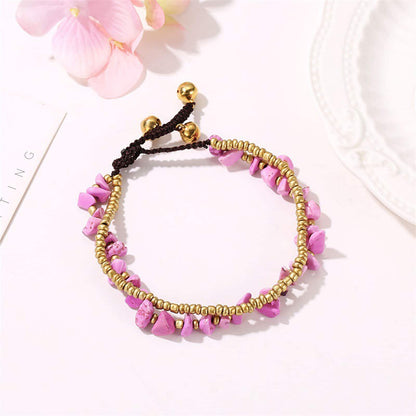 Double bracelet de cheville en éclats de tourmaline rose et perles de cuivre sur une nape blanche et rose Kaosix