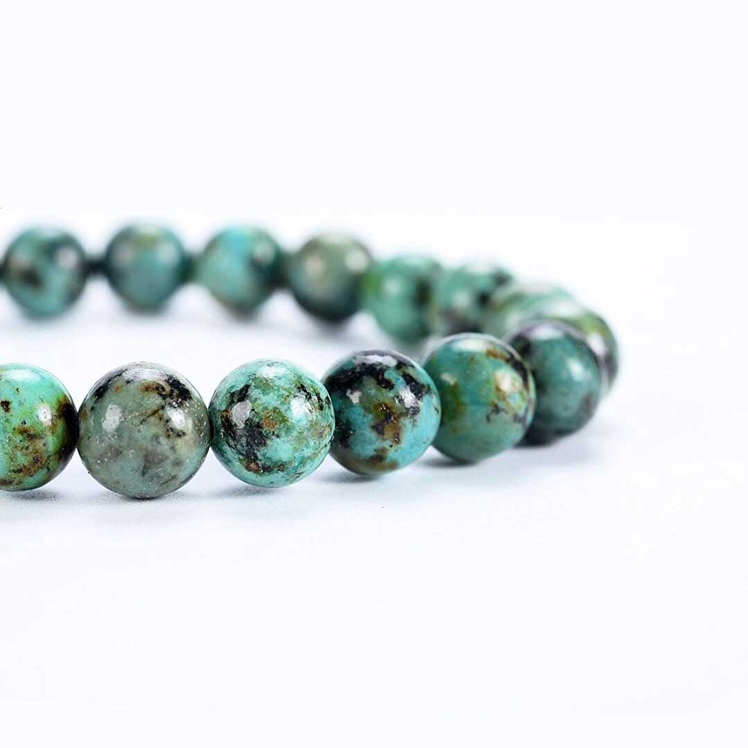 Gros plan de Bracelet en turquoise africaine évolution boule 8 mm sur fond blanc Kaosix