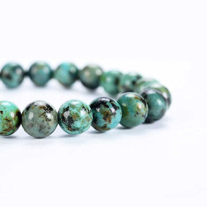 Gros plan de Bracelet en turquoise africaine évolution boule 8 mm sur fond blanc Kaosix