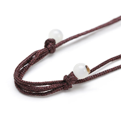 Gros plan du noeud coulissant du cordon du pendentif tourmaline noire pierre brute pour homme Kaosix