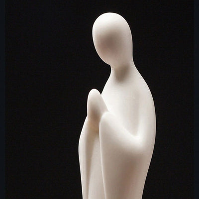 Gros plan sur la tête de la statue moine debout blanc Namaste Kaosix