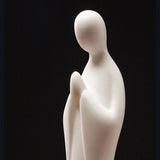 Gros plan sur la tête de la statue moine debout blanc Namaste Kaosix