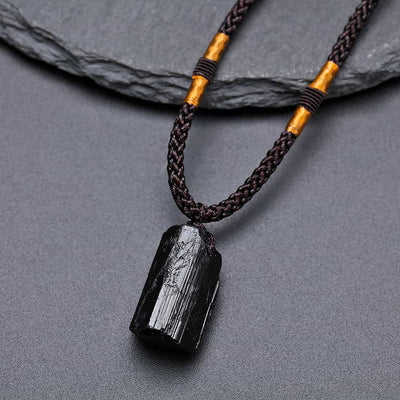 Gros plan sur le morceau de tourmaline du Pendentif tourmaline noire pierre brute pour homme Kaosix