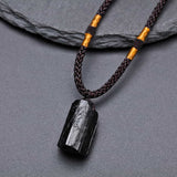 Gros plan sur le morceau de tourmaline du Pendentif tourmaline noire pierre brute pour homme Kaosix