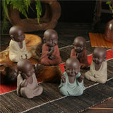 6 petits moines bouddhistes meditation relaxation différentes positions et couleurs Kaosix