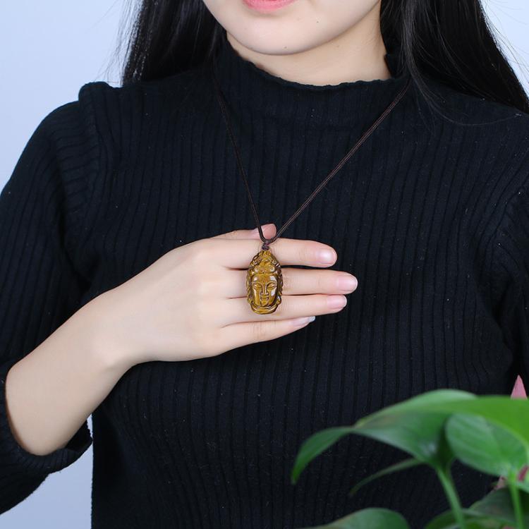 Jeune femme avec un Collier pendentif Guanyin (Bouddha) autour du coup Kaosix