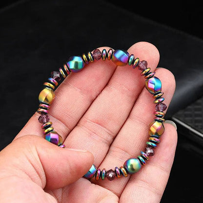Main de femme tenant un Bracelet en Hématite Arc-en-ciel et vue de face Kaosix