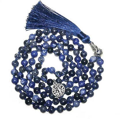 Mala 108 perles Lapis Lazuli et symbole arbre de vie sur un sol blanc vue de dessus Kaosix