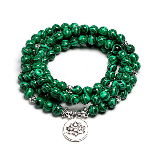 Mala 108 perles Malachite et symbole du Lotus (boule 6 mm) sur fond blanc avec cadre orange Kaosix