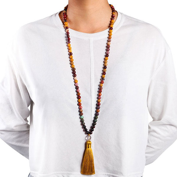 Mala 108 perles Obsidienne Acajou, Jaspe Mokaite, Turquoise Africaine suspendu au coup d'un homme en chemise blanche Kaosix